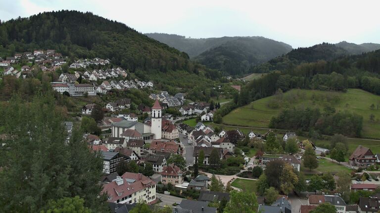 Dieses Bild zeigt eine Webcam-Aufnahme von Ottenhöfen, aufgenommen am Dienstag, den 13.10.2026 um 14:00 Uhr