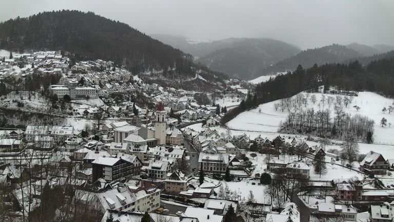 Dieses Bild zeigt eine Webcam-Aufnahme von Ottenhöfen, aufgenommen am Donnerstag, den 08.01.2026 um 14:10 Uhr