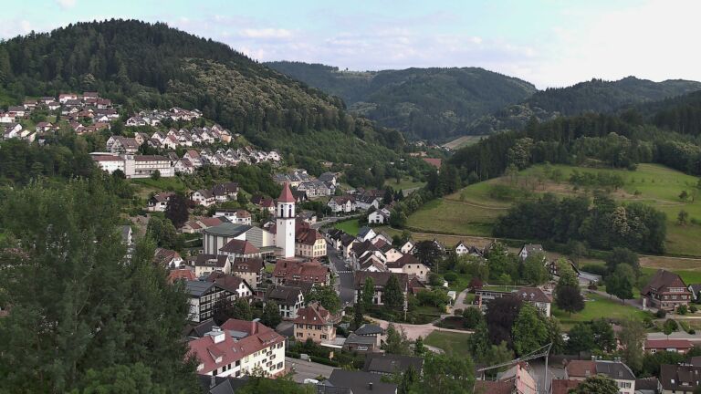 Dieses Bild zeigt eine Webcam-Aufnahme von Ottenhöfen, aufgenommen am Freitag, den 26.06.2026 um 19:30 Uhr