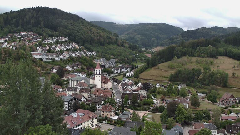 Dieses Bild zeigt eine Webcam-Aufnahme von Ottenhöfen, aufgenommen am Freitag, den 28.08.2026 um 13:30 Uhr