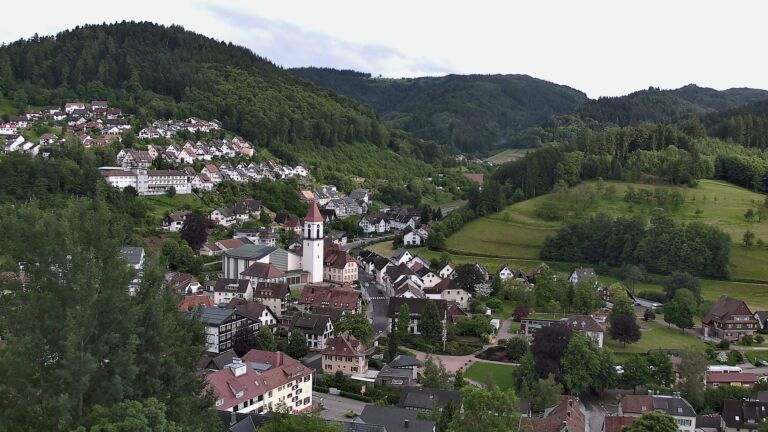 Dieses Bild zeigt eine Webcam-Aufnahme von Ottenhöfen, aufgenommen am Dienstag, den 02.06.2026 um 19:30 Uhr
