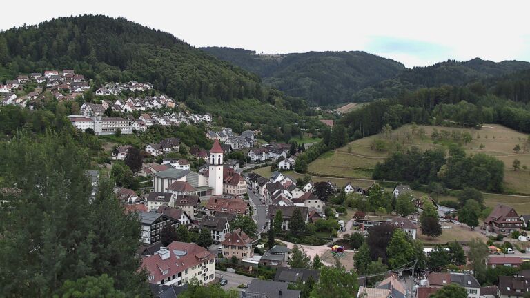 Dieses Bild zeigt eine Webcam-Aufnahme von Ottenhöfen, aufgenommen am Sonntag, den 26.07.2026 um 19:20 Uhr