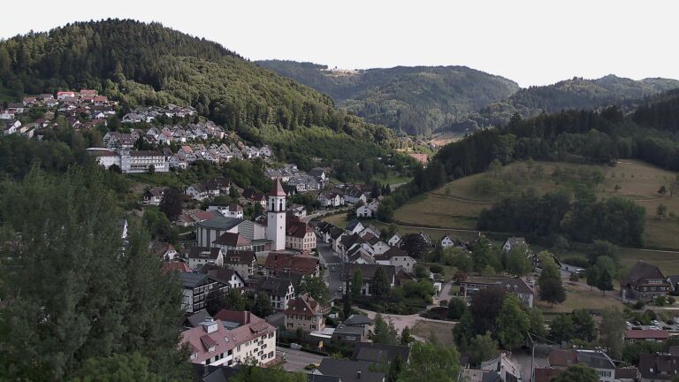 Dieses Bild zeigt eine Webcam-Aufnahme von Ottenhöfen, aufgenommen am Sonntag, den 02.08.2026 um 16:30 Uhr