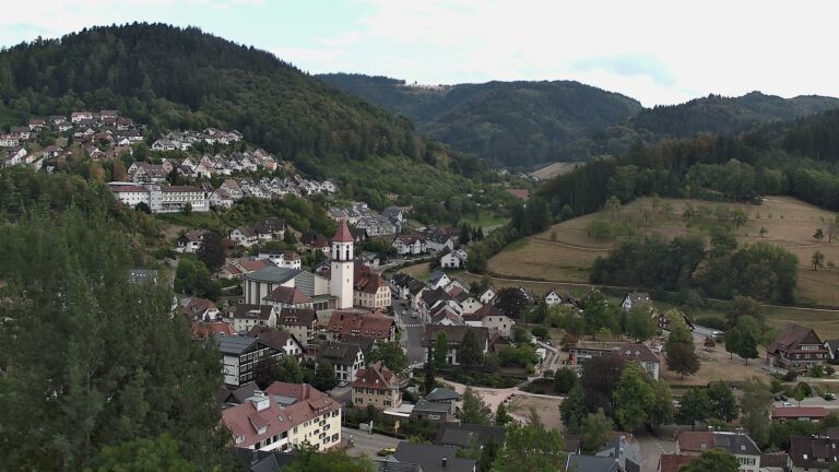 Dieses Bild zeigt eine Webcam-Aufnahme von Ottenhöfen, aufgenommen am Montag, den 17.08.2026 um 18:10 Uhr