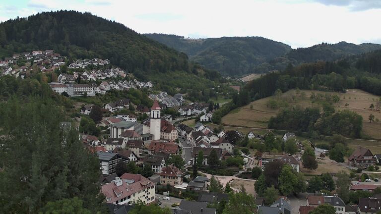 Dieses Bild zeigt eine Webcam-Aufnahme von Ottenhöfen, aufgenommen am Montag, den 17.08.2026 um 17:00 Uhr