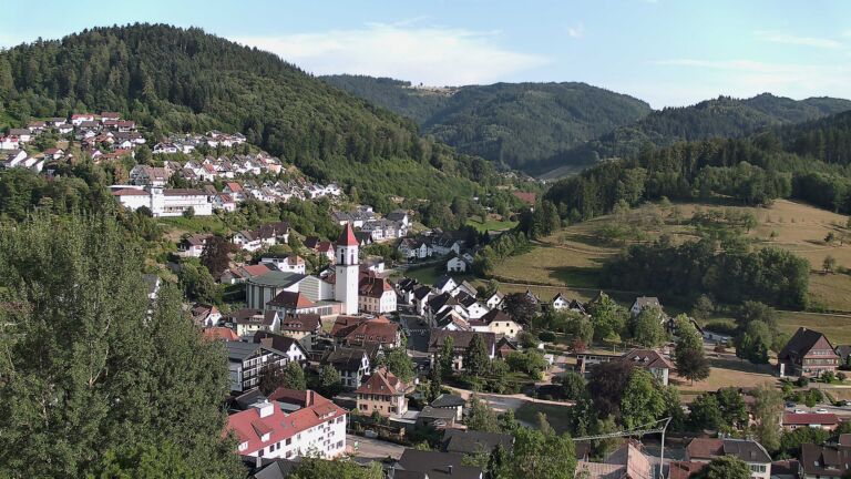 Dieses Bild zeigt eine Webcam-Aufnahme von Ottenhöfen, aufgenommen am Samstag, den 18.07.2026 um 19:00 Uhr