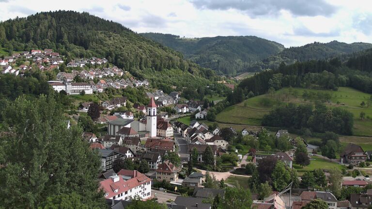 Dieses Bild zeigt eine Webcam-Aufnahme von Ottenhöfen, aufgenommen am Dienstag, den 30.06.2026 um 17:50 Uhr
