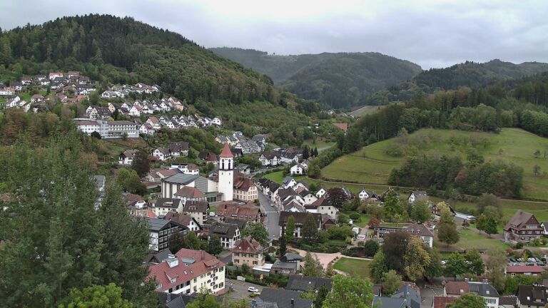 Dieses Bild zeigt eine Webcam-Aufnahme von Ottenhöfen, aufgenommen am Sonntag, den 11.10.2026 um 15:10 Uhr