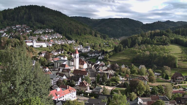 Dieses Bild zeigt eine Webcam-Aufnahme von Ottenhöfen, aufgenommen am Freitag, den 18.09.2026 um 17:40 Uhr