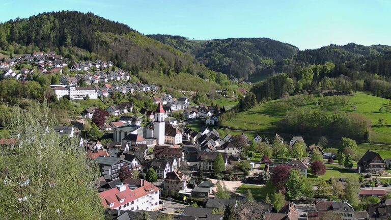 Dieses Bild zeigt eine Webcam-Aufnahme von Ottenhöfen, aufgenommen am Freitag, den 24.04.2026 um 17:30 Uhr