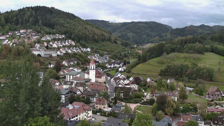 Dieses Bild zeigt eine Webcam-Aufnahme von Ottenhöfen, aufgenommen am Sonntag, den 11.10.2026 um 17:00 Uhr