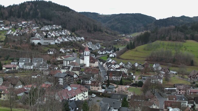 Dieses Bild zeigt eine Webcam-Aufnahme von Ottenhöfen, aufgenommen am Freitag, den 19.12.2025 um 16:00 Uhr