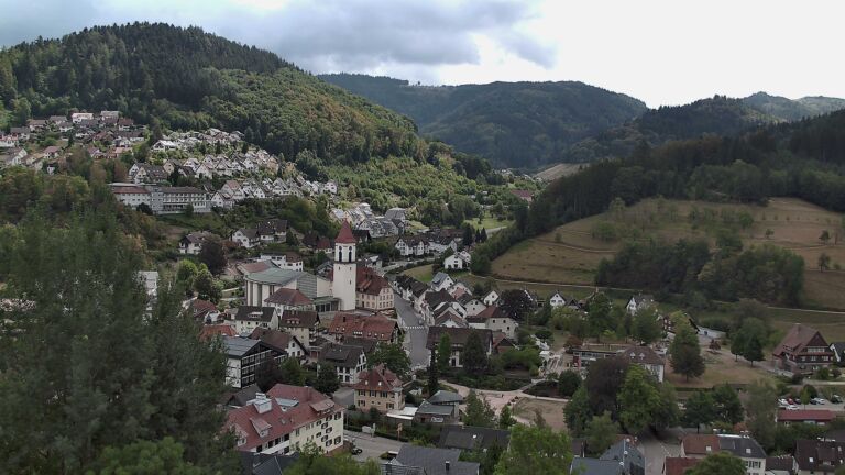 Dieses Bild zeigt eine Webcam-Aufnahme von Ottenhöfen, aufgenommen am Samstag, den 22.08.2026 um 13:30 Uhr