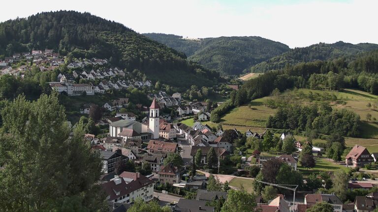 Dieses Bild zeigt eine Webcam-Aufnahme von Ottenhöfen, aufgenommen am Montag, den 06.07.2026 um 09:00 Uhr