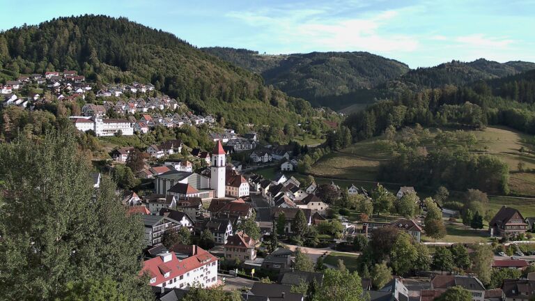 Dieses Bild zeigt eine Webcam-Aufnahme von Ottenhöfen, aufgenommen am Sonntag, den 06.09.2026 um 18:10 Uhr