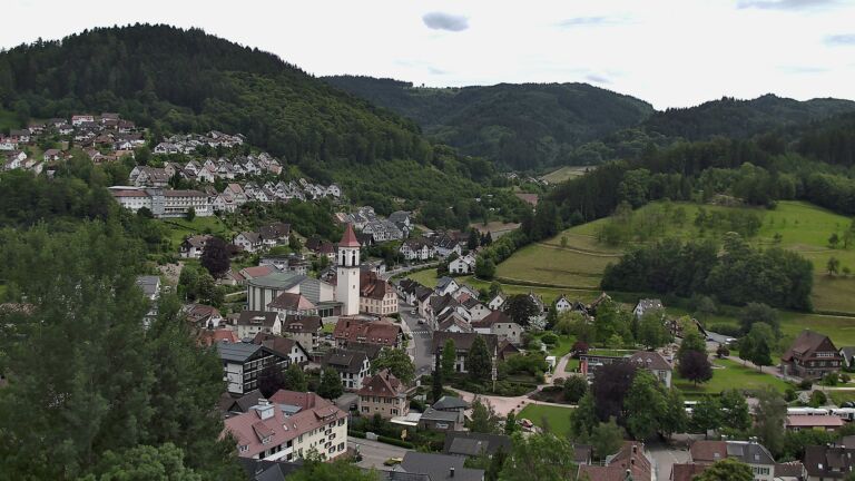 Dieses Bild zeigt eine Webcam-Aufnahme von Ottenhöfen, aufgenommen am Montag, den 08.06.2026 um 15:00 Uhr