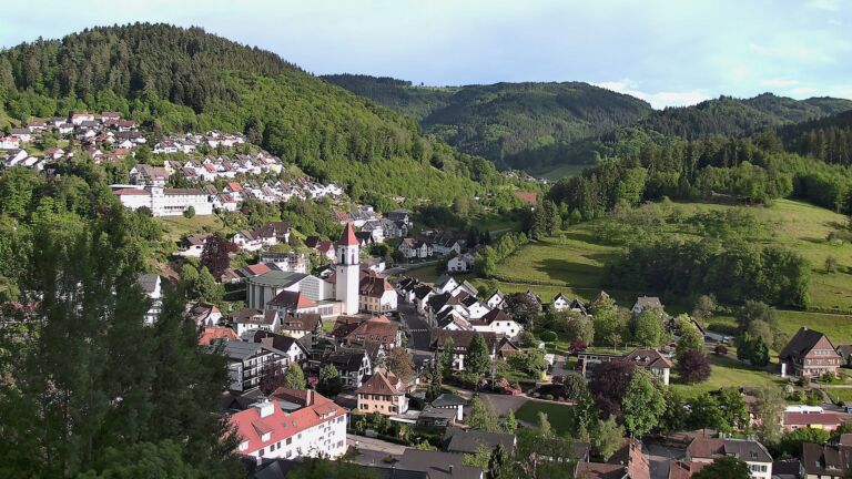 Dieses Bild zeigt eine Webcam-Aufnahme von Ottenhöfen, aufgenommen am Montag, den 18.05.2026 um 19:20 Uhr