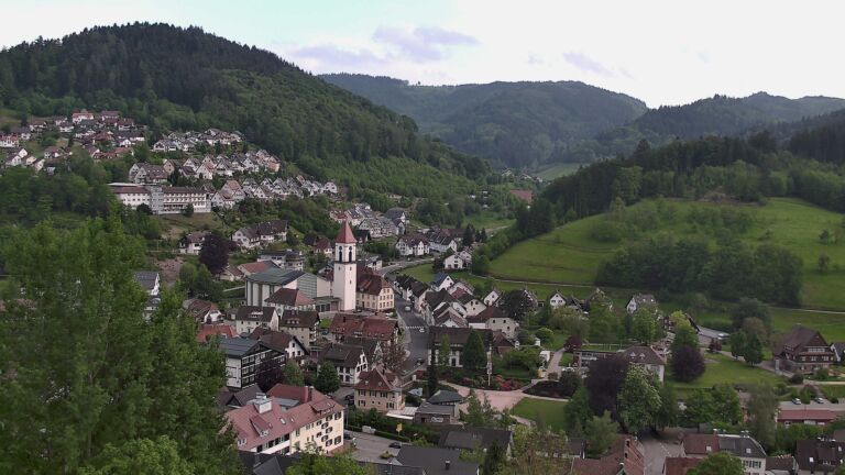 Dieses Bild zeigt eine Webcam-Aufnahme von Ottenhöfen, aufgenommen am Donnerstag, den 07.05.2026 um 18:10 Uhr