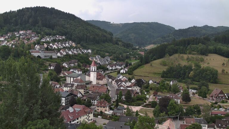 Dieses Bild zeigt eine Webcam-Aufnahme von Ottenhöfen, aufgenommen am Samstag, den 18.07.2026 um 13:40 Uhr
