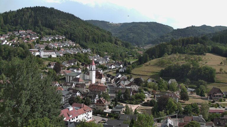 Dieses Bild zeigt eine Webcam-Aufnahme von Ottenhöfen, aufgenommen am Dienstag, den 04.08.2026 um 17:10 Uhr