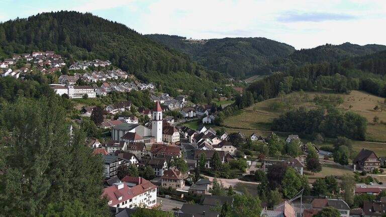 Dieses Bild zeigt eine Webcam-Aufnahme von Ottenhöfen, aufgenommen am Montag, den 13.07.2026 um 18:30 Uhr