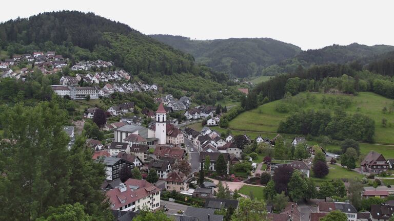 Dieses Bild zeigt eine Webcam-Aufnahme von Ottenhöfen, aufgenommen am Montag, den 18.05.2026 um 06:00 Uhr