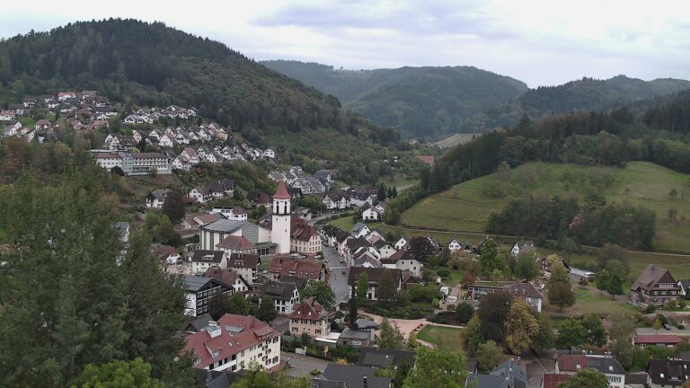 Dieses Bild zeigt eine Webcam-Aufnahme von Ottenhöfen, aufgenommen am Sonntag, den 04.10.2026 um 18:10 Uhr