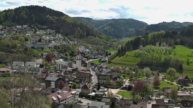 Dieses Bild zeigt eine Webcam-Aufnahme von Ottenhöfen, aufgenommen am Freitag, den 17.04.2026 um 13:40 Uhr