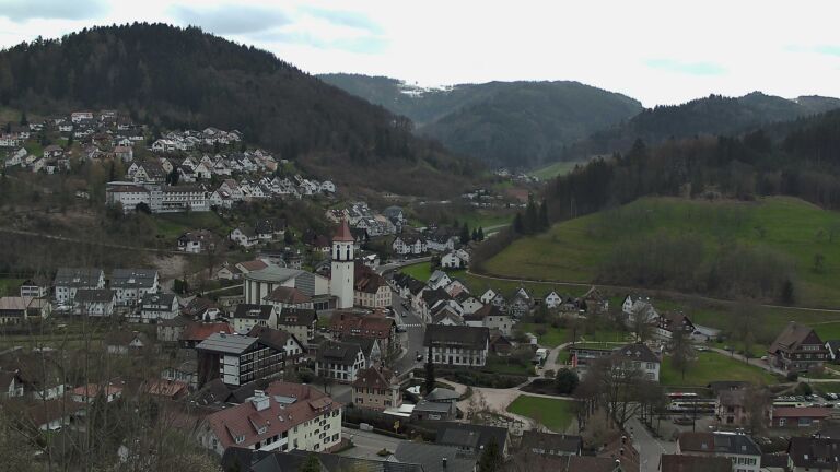 Dieses Bild zeigt eine Webcam-Aufnahme von Ottenhöfen, aufgenommen am Freitag, den 03.04.2026 um 13:50 Uhr