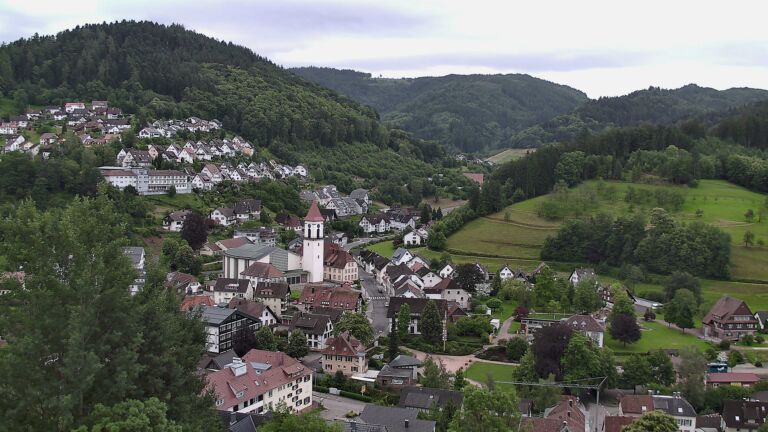Dieses Bild zeigt eine Webcam-Aufnahme von Ottenhöfen, aufgenommen am Samstag, den 13.06.2026 um 07:10 Uhr