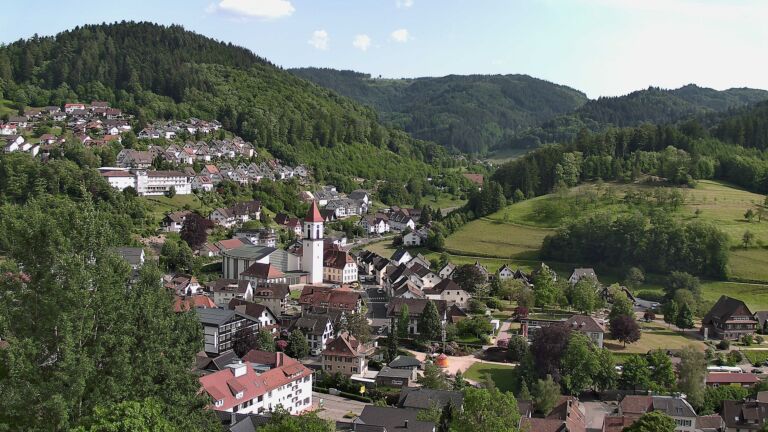 Dieses Bild zeigt eine Webcam-Aufnahme von Ottenhöfen, aufgenommen am Sonntag, den 24.05.2026 um 17:10 Uhr