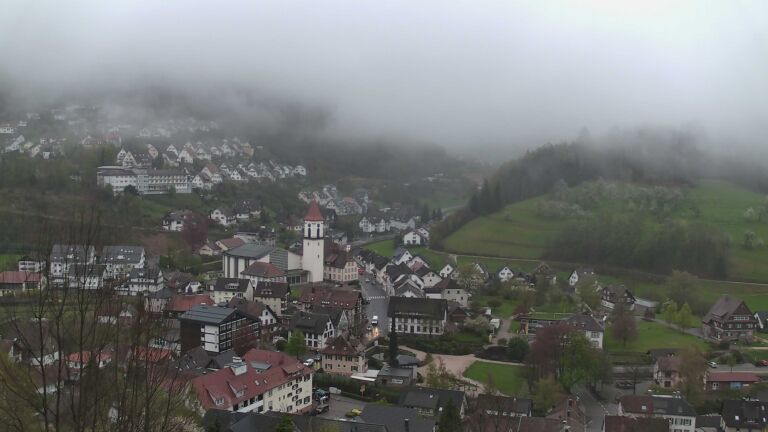 Dieses Bild zeigt eine Webcam-Aufnahme von Ottenhöfen, aufgenommen am Montag, den 13.04.2026 um 07:10 Uhr