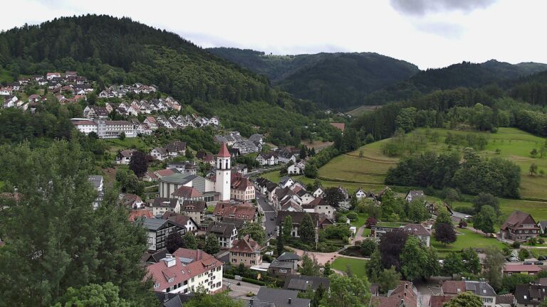 Dieses Bild zeigt eine Webcam-Aufnahme von Ottenhöfen, aufgenommen am Donnerstag, den 11.06.2026 um 12:00 Uhr