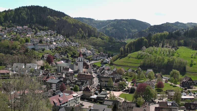 Dieses Bild zeigt eine Webcam-Aufnahme von Ottenhöfen, aufgenommen am Samstag, den 18.04.2026 um 14:10 Uhr