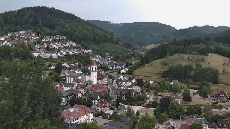 Dieses Bild zeigt eine Webcam-Aufnahme von Ottenhöfen, aufgenommen am Donnerstag, den 30.07.2026 um 18:20 Uhr