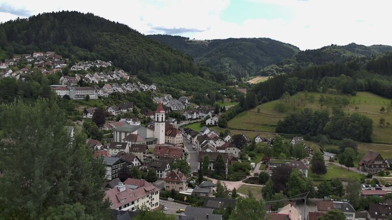 Dieses Bild zeigt eine Webcam-Aufnahme von Ottenhöfen, aufgenommen am Sonntag, den 05.07.2026 um 14:30 Uhr