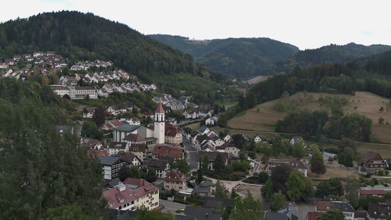 Dieses Bild zeigt eine Webcam-Aufnahme von Ottenhöfen, aufgenommen am Montag, den 17.08.2026 um 19:10 Uhr