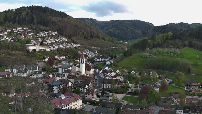 Dieses Bild zeigt eine Webcam-Aufnahme von Ottenhöfen, aufgenommen am Freitag, den 17.04.2026 um 20:00 Uhr