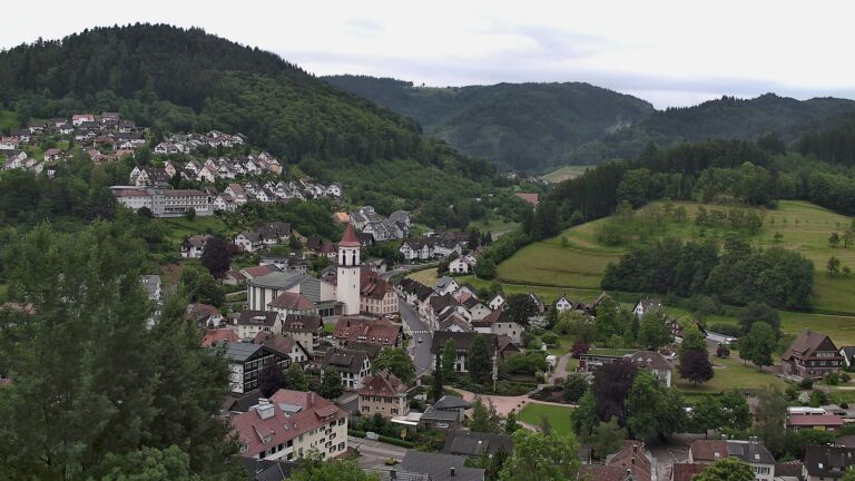 Dieses Bild zeigt eine Webcam-Aufnahme von Ottenhöfen, aufgenommen am Sonntag, den 31.05.2026 um 18:10 Uhr
