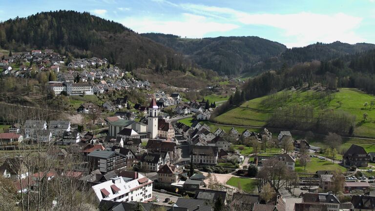 Dieses Bild zeigt eine Webcam-Aufnahme von Ottenhöfen, aufgenommen am Montag, den 06.04.2026 um 15:30 Uhr