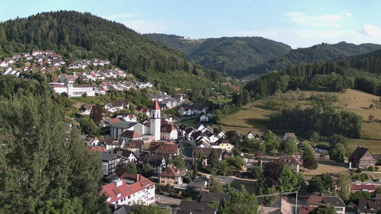 Dieses Bild zeigt eine Webcam-Aufnahme von Ottenhöfen, aufgenommen am Samstag, den 18.07.2026 um 19:10 Uhr