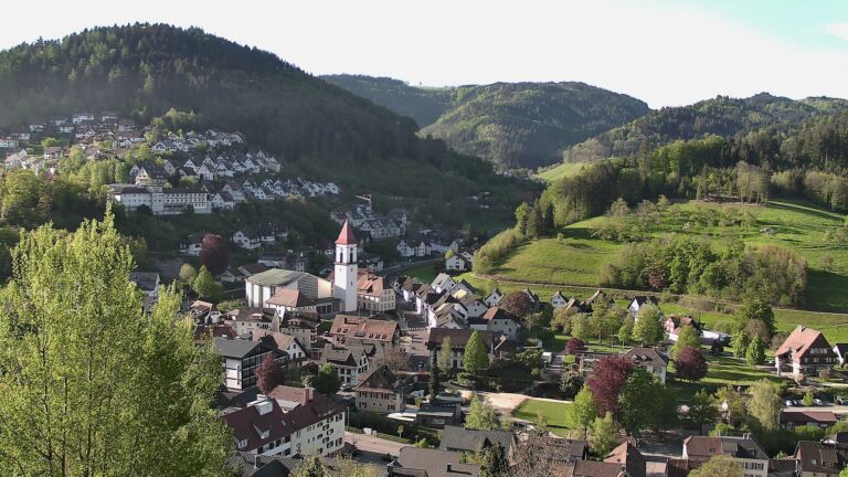 Dieses Bild zeigt eine Webcam-Aufnahme von Ottenhöfen, aufgenommen am Montag, den 27.04.2026 um 08:20 Uhr