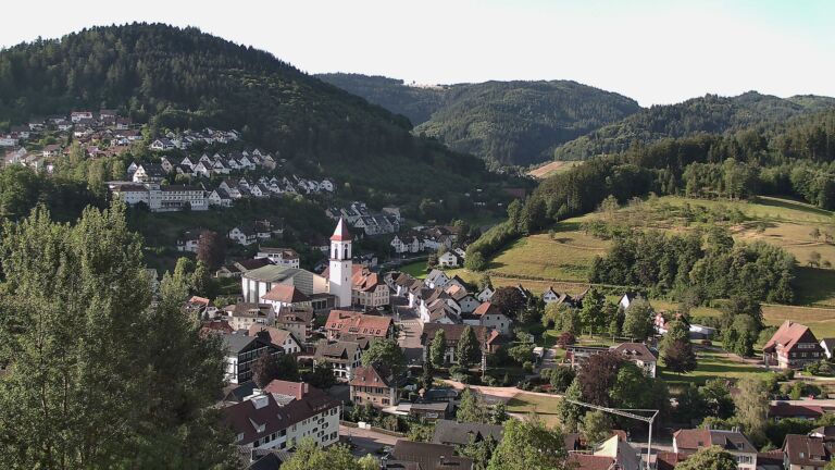 Dieses Bild zeigt eine Webcam-Aufnahme von Ottenhöfen, aufgenommen am Montag, den 06.07.2026 um 08:00 Uhr