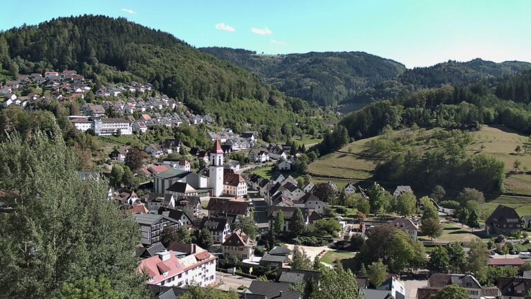 Dieses Bild zeigt eine Webcam-Aufnahme von Ottenhöfen, aufgenommen am Freitag, den 04.09.2026 um 16:10 Uhr