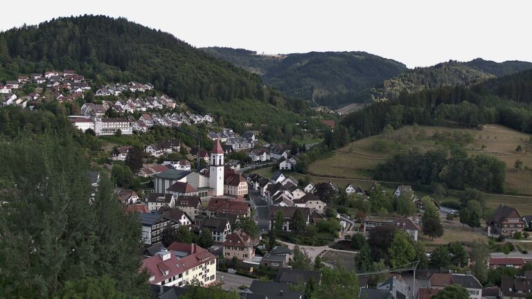 Dieses Bild zeigt eine Webcam-Aufnahme von Ottenhöfen, aufgenommen am Mittwoch, den 05.08.2026 um 19:00 Uhr