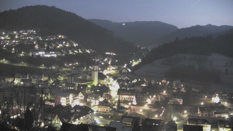 Dieses Bild zeigt eine Webcam-Aufnahme von Ottenhöfen, aufgenommen am Samstag, den 27.12.2025 um 17:30 Uhr