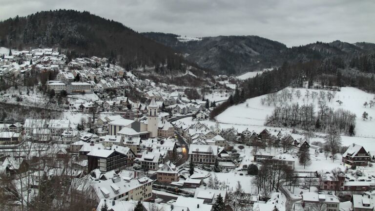 Dieses Bild zeigt eine Webcam-Aufnahme von Ottenhöfen, aufgenommen am Sonntag, den 04.01.2026 um 08:10 Uhr