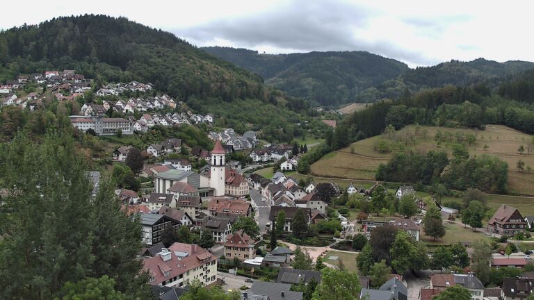 Dieses Bild zeigt eine Webcam-Aufnahme von Ottenhöfen, aufgenommen am Freitag, den 28.08.2026 um 13:00 Uhr