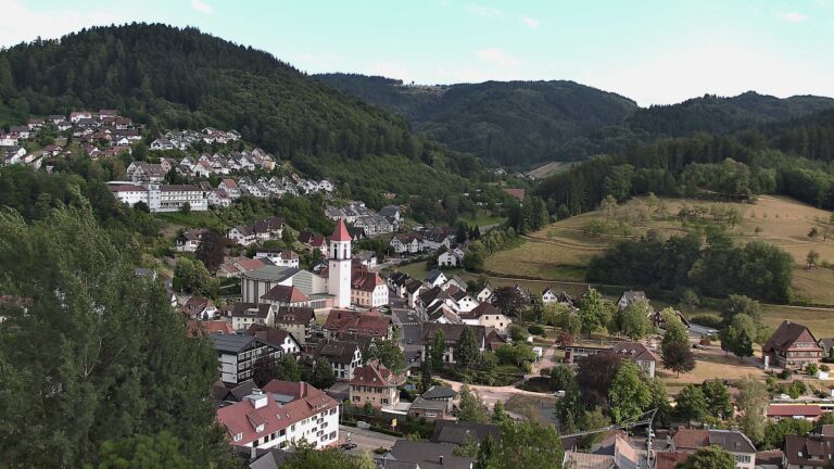Dieses Bild zeigt eine Webcam-Aufnahme von Ottenhöfen, aufgenommen am Montag, den 27.07.2026 um 18:40 Uhr