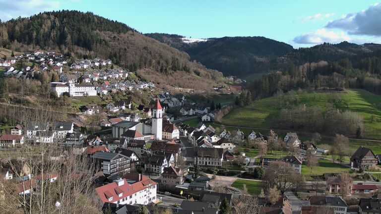 Dieses Bild zeigt eine Webcam-Aufnahme von Ottenhöfen, aufgenommen am Mittwoch, den 01.04.2026 um 18:30 Uhr